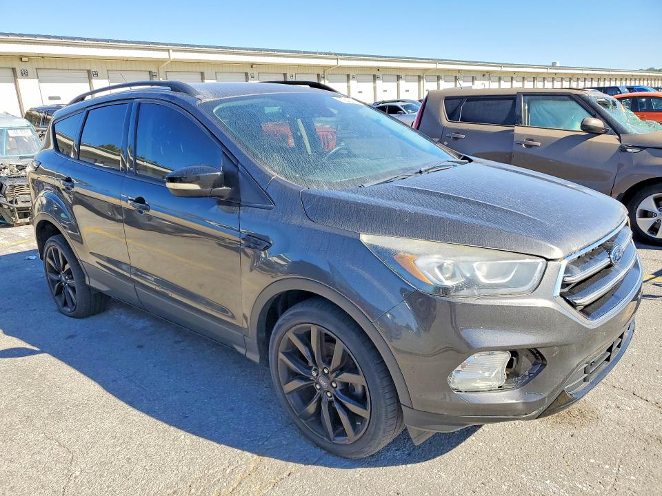 70812416 :رقم المزاد ، 1FMCU0JD3HUE32570 vin ، 2017 Ford Escape مزاد بيع
