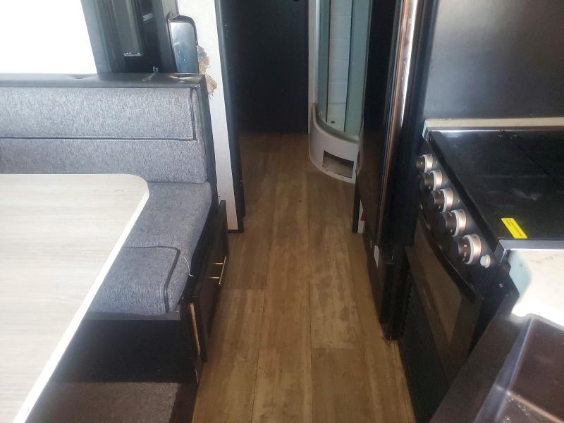 67814276 :رقم المزاد ، 4X4TCKY25MK073097 vin ، 2021 Forest River Grey Wolf مزاد بيع