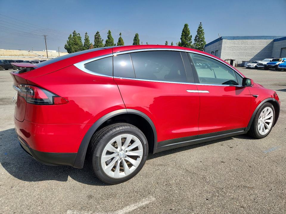 68326356 :رقم المزاد ، 5YJXCDE28JF101961 vin ، 2018 Tesla Model X مزاد بيع