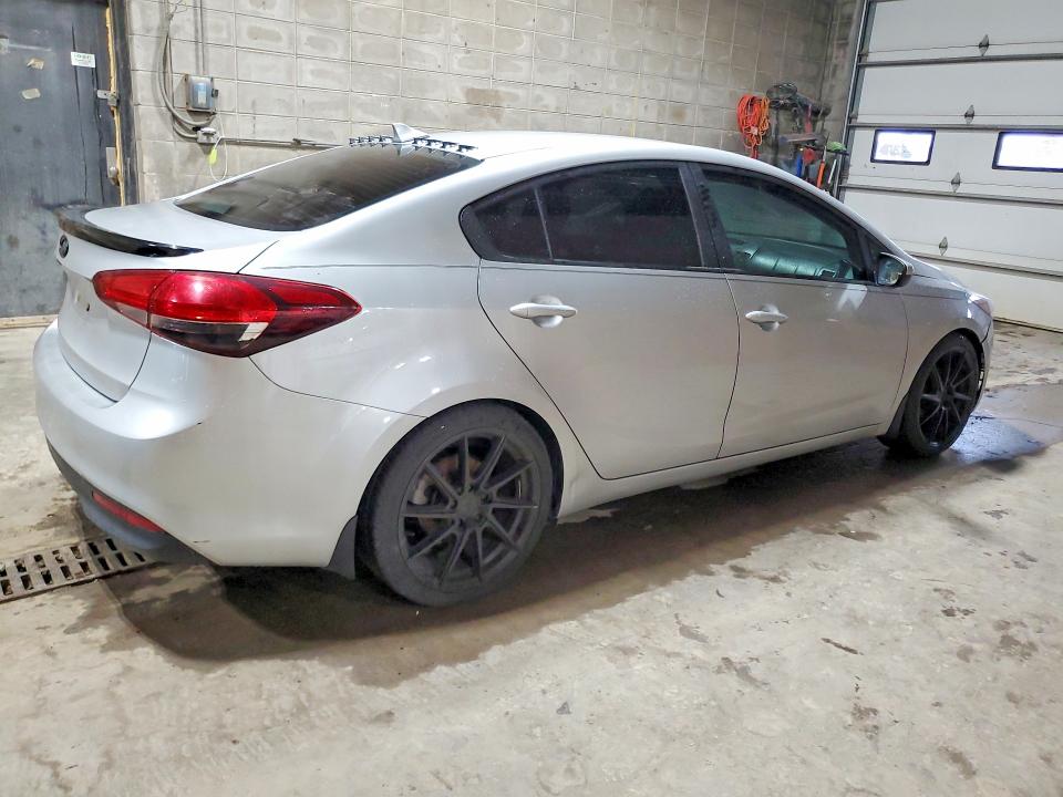 69690646 :رقم المزاد ، 3KPFK4A79HE085611 vin ، 2017 Kia Forte مزاد بيع