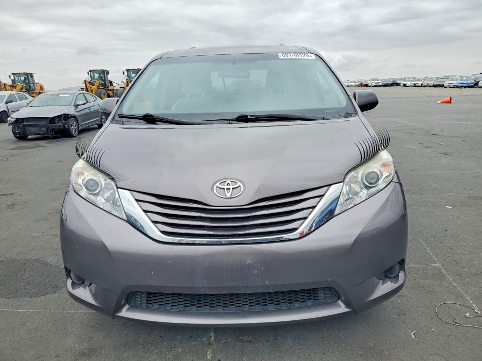 69148126 :رقم المزاد ، 5TDKZ3DC2HS776790 vin ، 2017 Toyota Sienna مزاد بيع