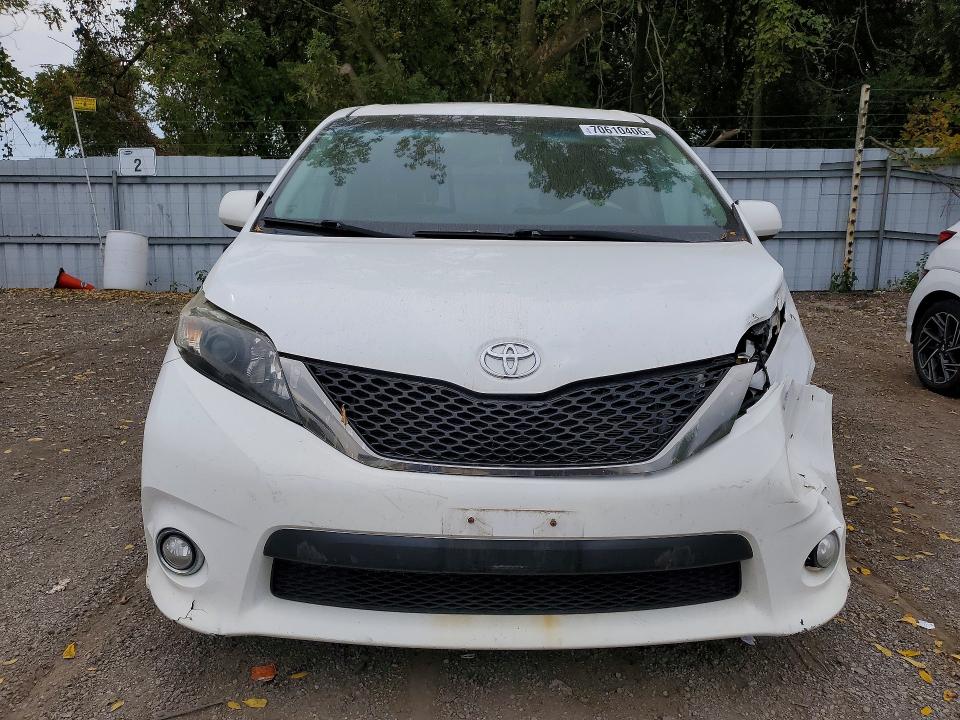 70610406 :رقم المزاد ، 5TDXK3DC3CS243740 vin ، 2012 Toyota Sienna مزاد بيع