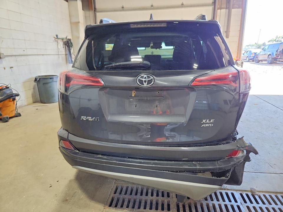 67678646 :رقم المزاد ، 2T3RFREV7JW781918 vin ، 2018 Toyota Rav4 مزاد بيع