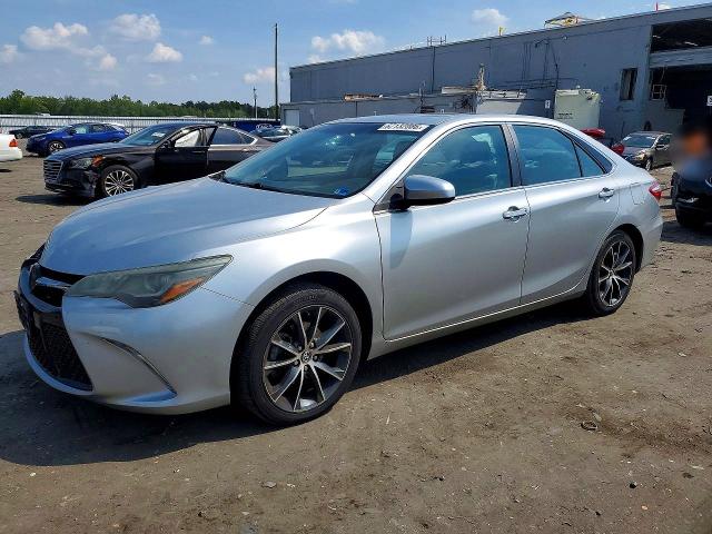 67132086 :رقم المزاد ، 4T1BK1FK0FU556422 vin ، 2015 Toyota Camry مزاد بيع