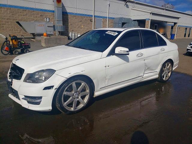2014 Mercedes-benz C მანქანა იყიდება აუქციონზე, vin: WDDGF8AB8EG252689, აუქციონის ნომერი: 68991246