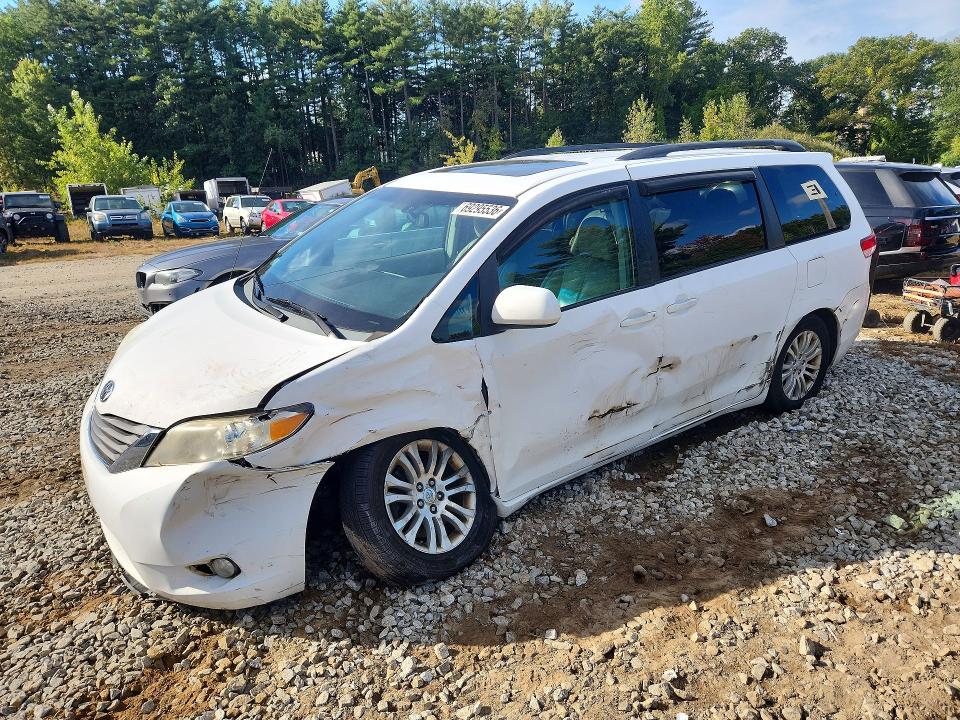 69295536 :رقم المزاد ، 5TDYK3DC0BS001815 vin ، 2011 Toyota Sienna مزاد بيع