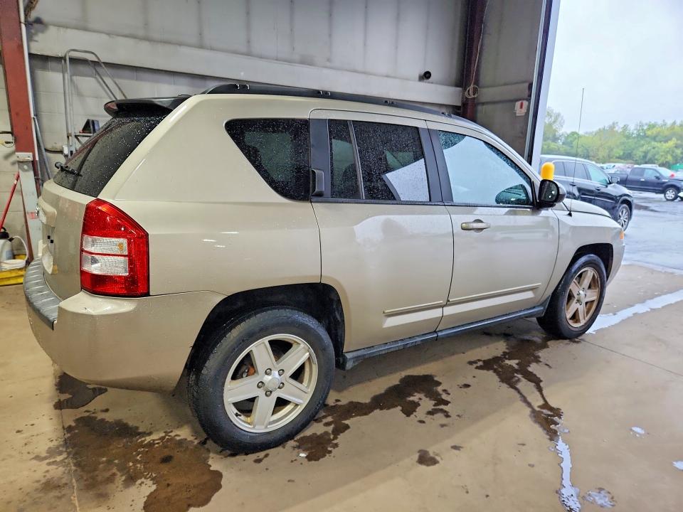 2010 Jeep Compass მანქანა იყიდება აუქციონზე, vin: 1J4NF4FBXAD511062, აუქციონის ნომერი: 70621086