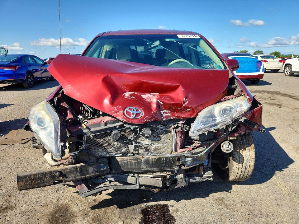 68870116 :رقم المزاد ، 5TDKK3DC6ES526646 vin ، 2014 Toyota Sienna مزاد بيع