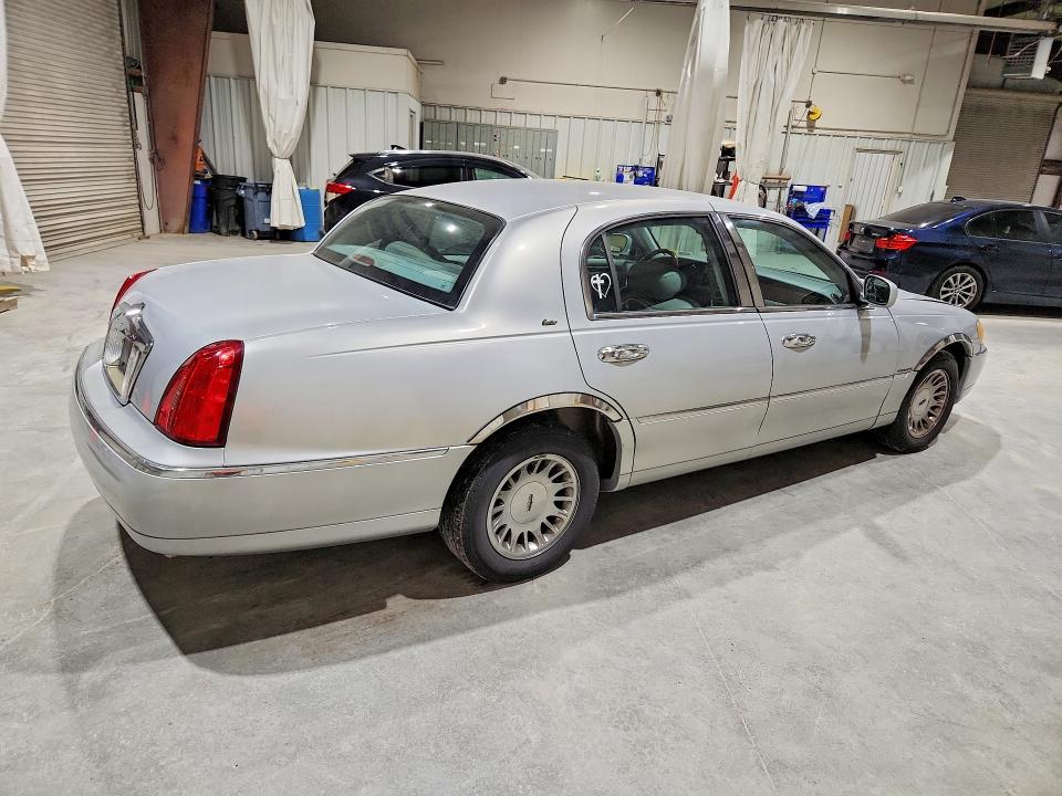 Aukcja sprzedaży 2002 Lincoln Town Car, vin: 1LNHM83W82Y663032, numer aukcji: 69188996