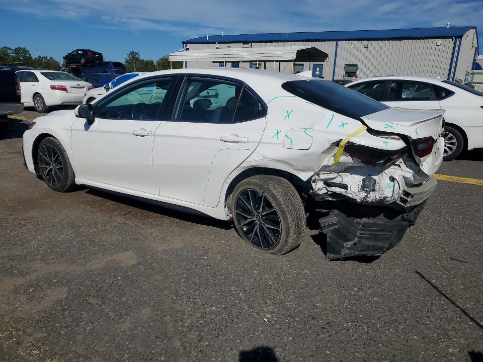 70140646 :رقم المزاد ، 4T1G11BK0MU045191 vin ، 2021 Toyota Camry مزاد بيع