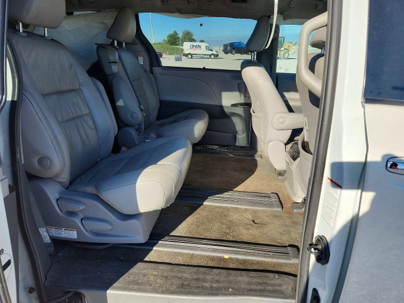 70052026 :رقم المزاد ، 5TDYZ3DC7JS925002 vin ، 2018 Toyota Sienna مزاد بيع