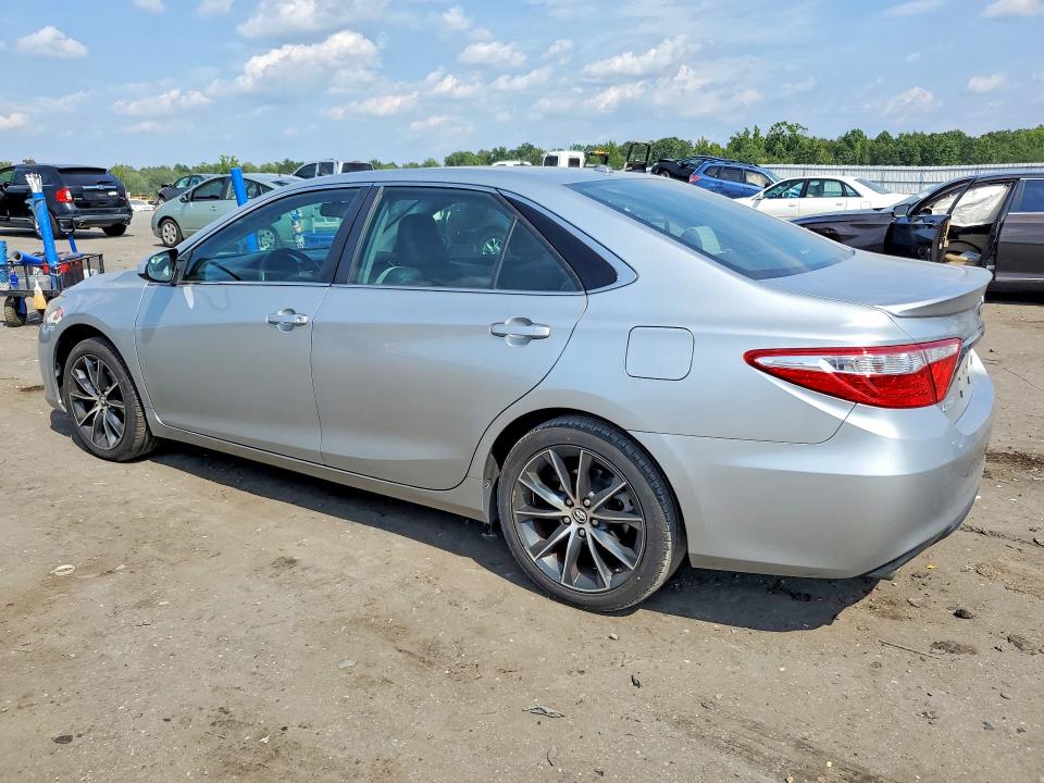 67132086 :رقم المزاد ، 4T1BK1FK0FU556422 vin ، 2015 Toyota Camry مزاد بيع