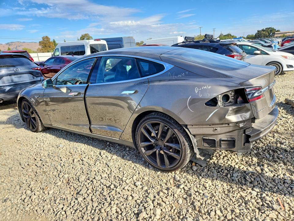 68179246 :رقم المزاد ، 5YJSA1H22FF090084 vin ، 2015 Tesla Model S مزاد بيع