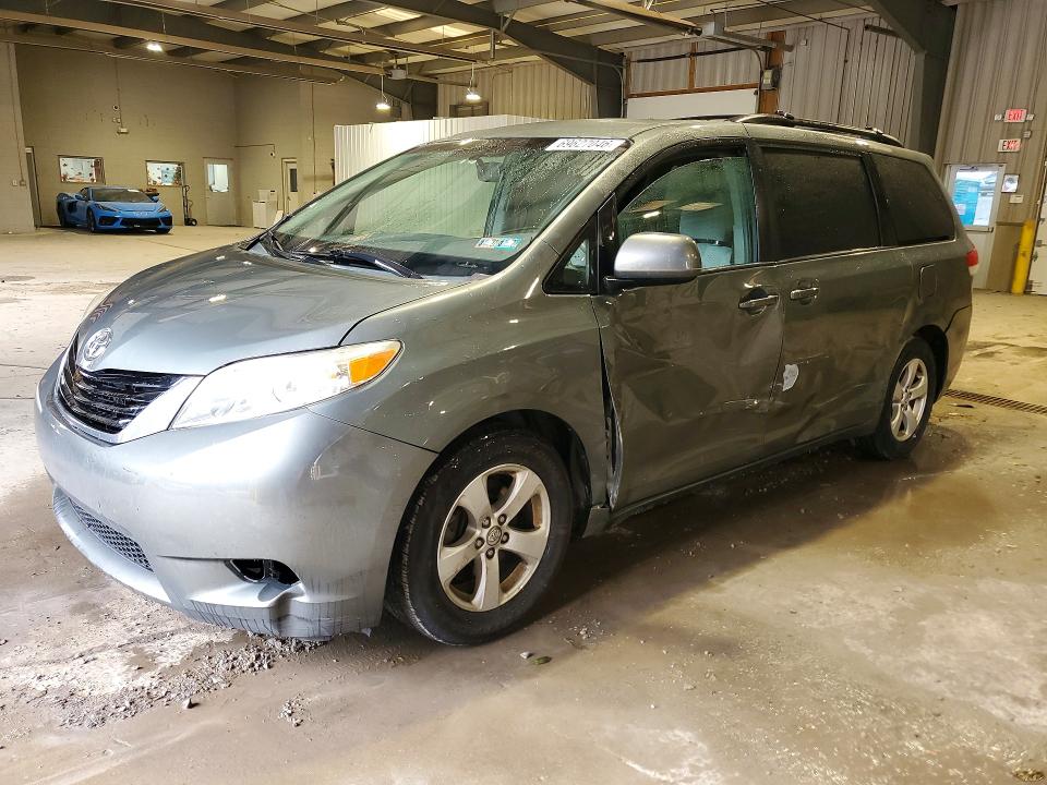 69627046 :رقم المزاد ، 5TDKK3DC7ES410355 vin ، 2014 Toyota Sienna مزاد بيع