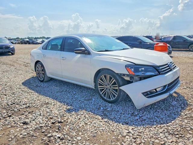 67066306 :رقم المزاد ، 1VWBS7A37FC068174 vin ، 2015 Volkswagen Passat مزاد بيع
