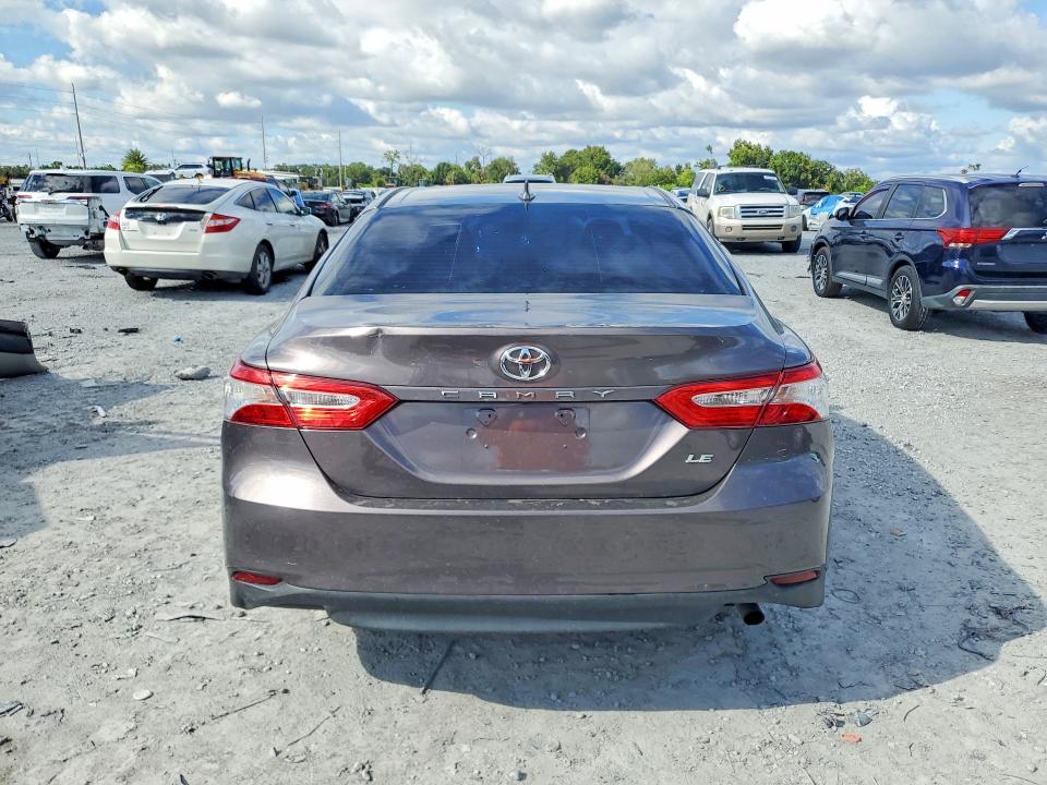 70228496 :رقم المزاد ، 4T1C11AK2LU934069 vin ، 2020 Toyota Camry مزاد بيع