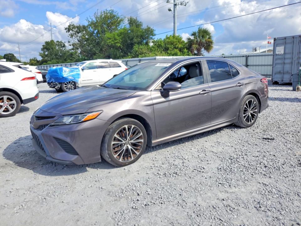 70222276 :رقم المزاد ، 4T1B11HK1JU545518 vin ، 2018 Toyota Camry مزاد بيع