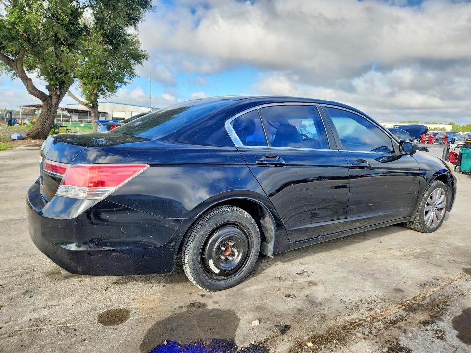 70296026 :رقم المزاد ، 1HGCP2F75BA082329 vin ، 2011 Honda Accord مزاد بيع