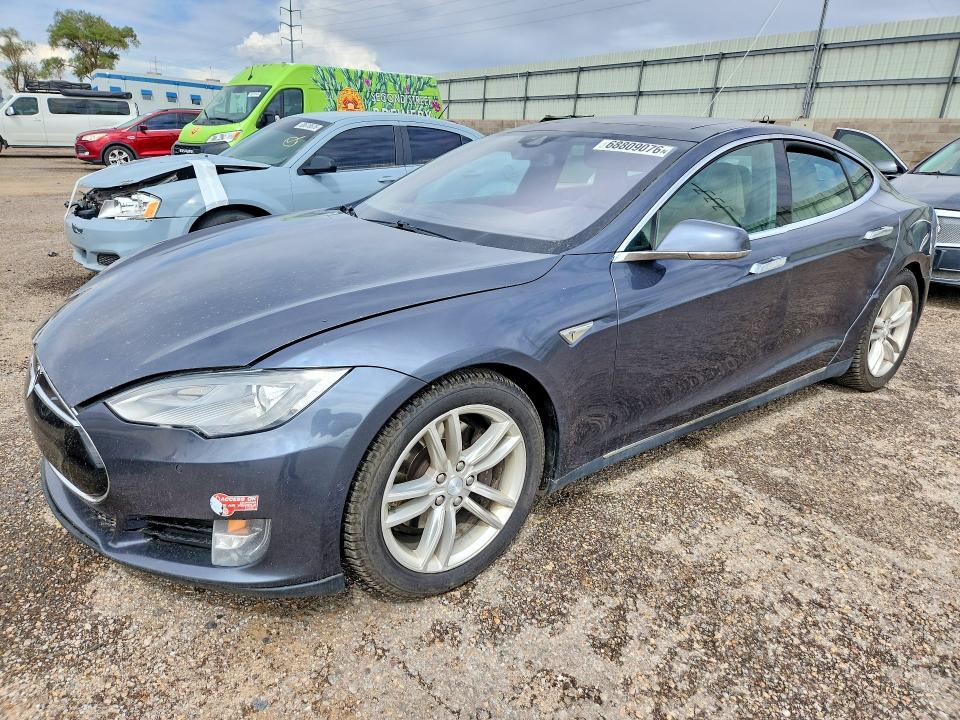 68809076 :رقم المزاد ، 5YJSA1V28FF097383 vin ، 2015 Tesla Model S مزاد بيع