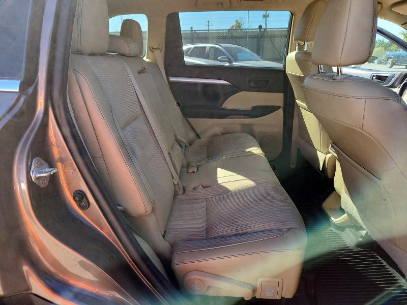 69598506 :رقم المزاد ، 5TDBZRFH5JS495245 vin ، 2018 Toyota Highlander مزاد بيع