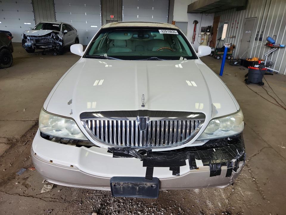 Продажа на аукционе авто 2003 Lincoln Town Car, vin: 1LNHM82W53Y620349, номер лота: 63919836