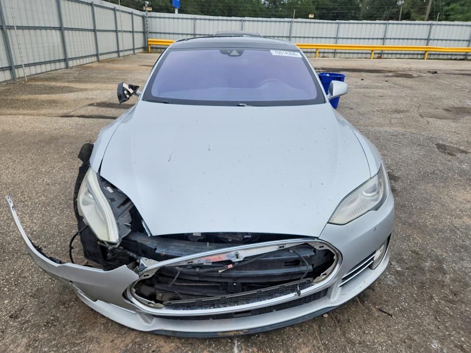 2015 Tesla Model S მანქანა იყიდება აუქციონზე, vin: 5YJSA1E4XFF113990, აუქციონის ნომერი: 70014306