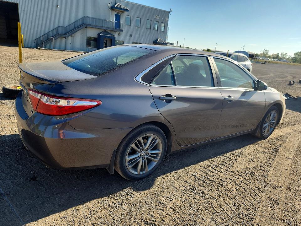 70317736 :رقم المزاد ، 4T1BF1FK2FU068884 vin ، 2015 Toyota Camry مزاد بيع