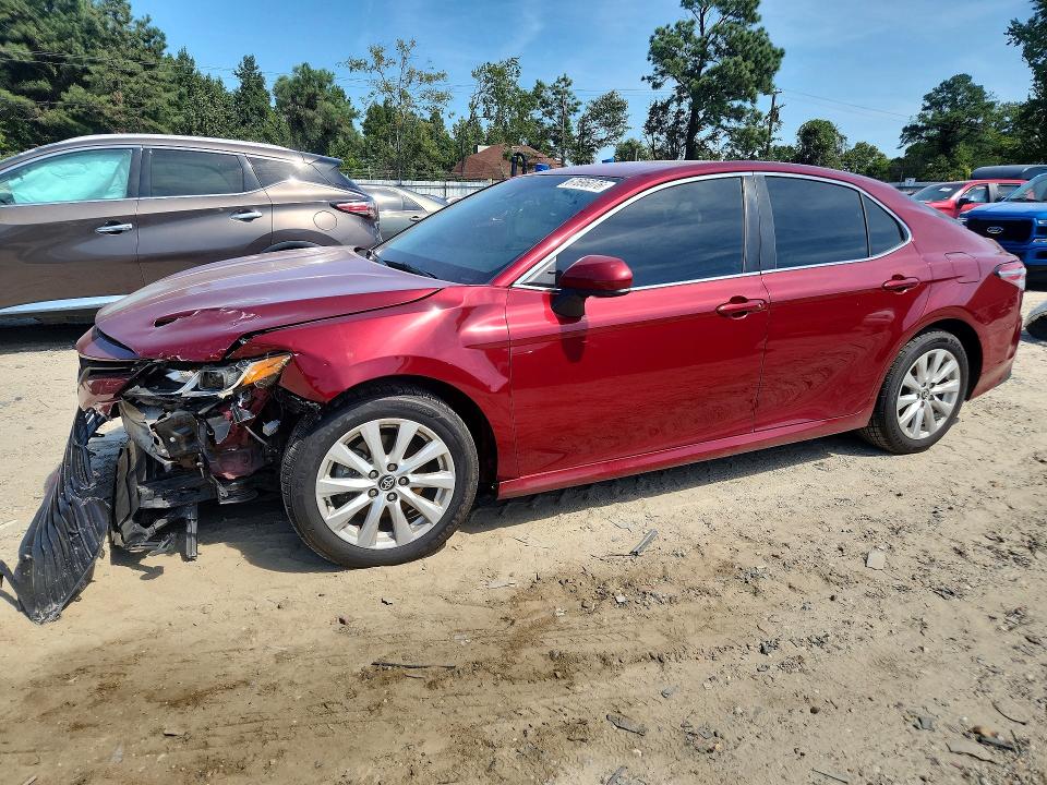 67696076 :رقم المزاد ، 4T1B11HK8JU667180 vin ، 2018 Toyota Camry مزاد بيع