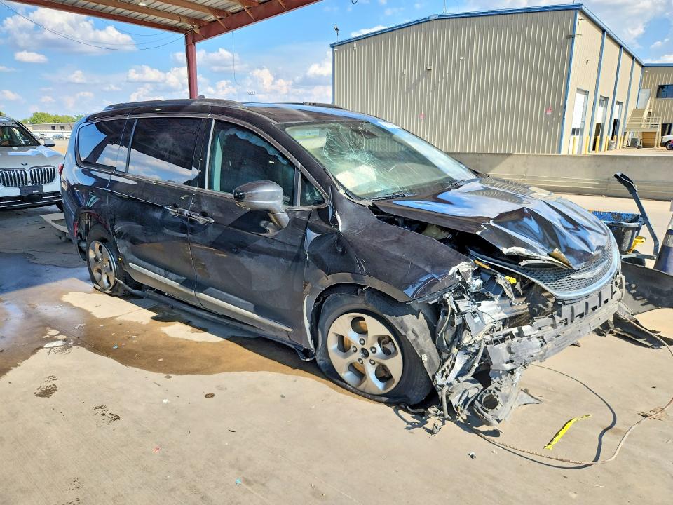 67561726 :رقم المزاد ، 2C4RC1EG8HR705656 vin ، 2017 Chrysler Pacifica مزاد بيع