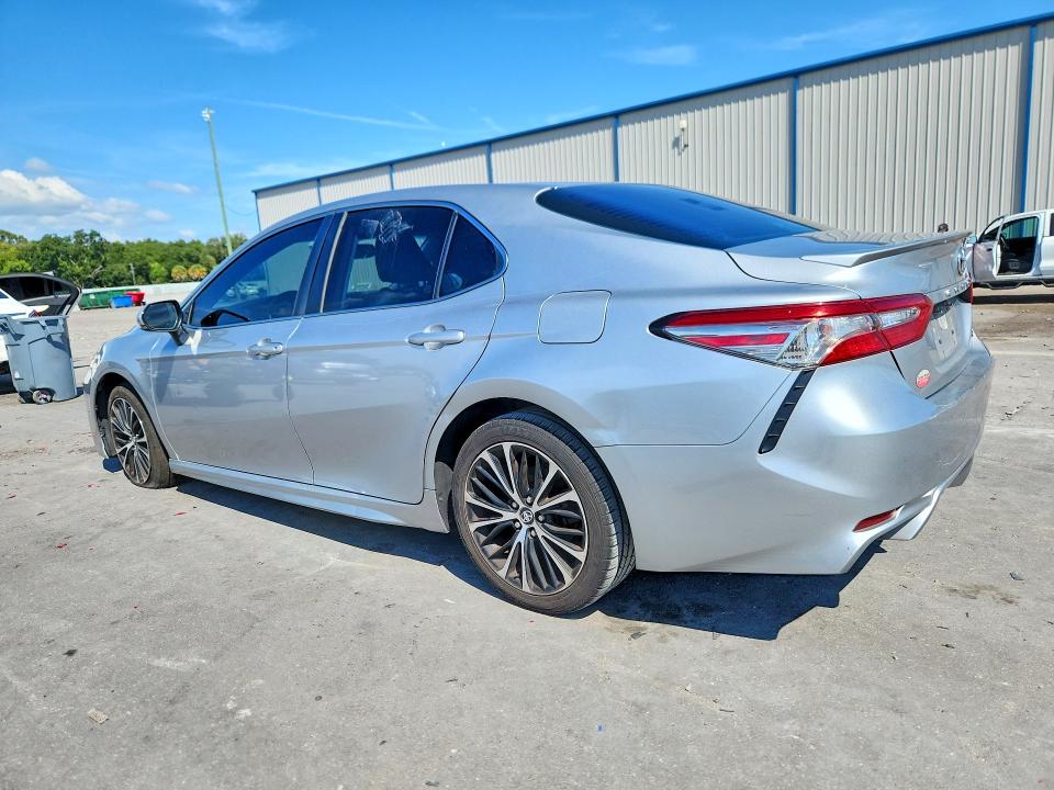 70850306 :رقم المزاد ، 4T1B11HK0JU636876 vin ، 2018 Toyota Camry مزاد بيع
