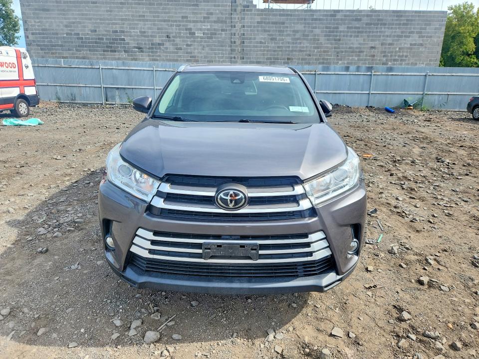 68051706 :رقم المزاد ، 5TDJZRFH4KS613380 vin ، 2019 Toyota Highlander مزاد بيع
