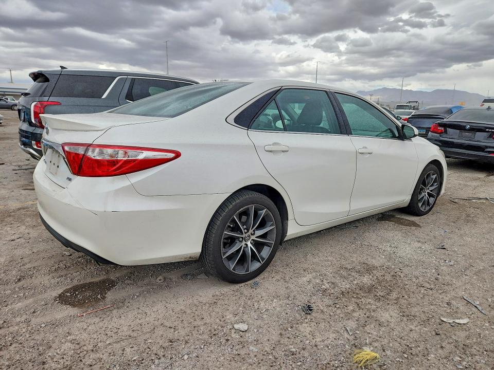 70300946 :رقم المزاد ، 4T1BF1FK4FU041685 vin ، 2015 Toyota Camry مزاد بيع