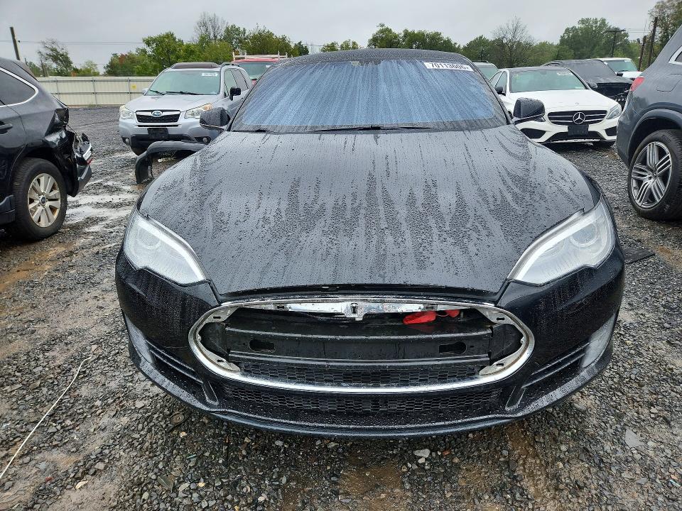 70113606 :رقم المزاد ، 5YJSA1AC5DFP10085 vin ، 2013 Tesla Model S مزاد بيع