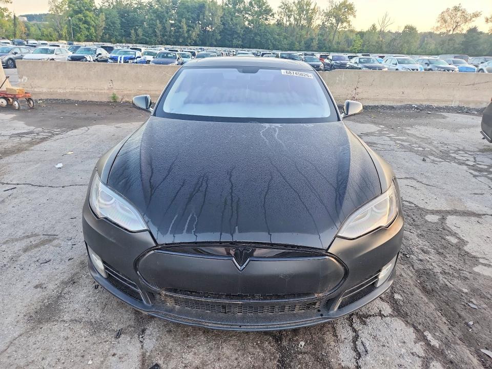 68745026 :رقم المزاد ، 5YJSA1CP3DFP06052 vin ، 2013 Tesla Model S مزاد بيع
