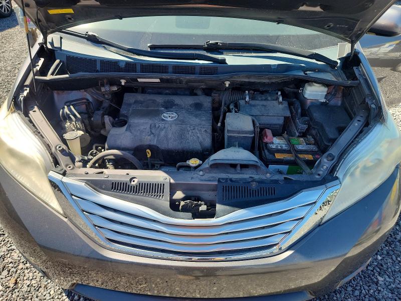 67214576 :رقم المزاد ، 5TDYK3DCXBS024163 vin ، 2011 Toyota Sienna مزاد بيع