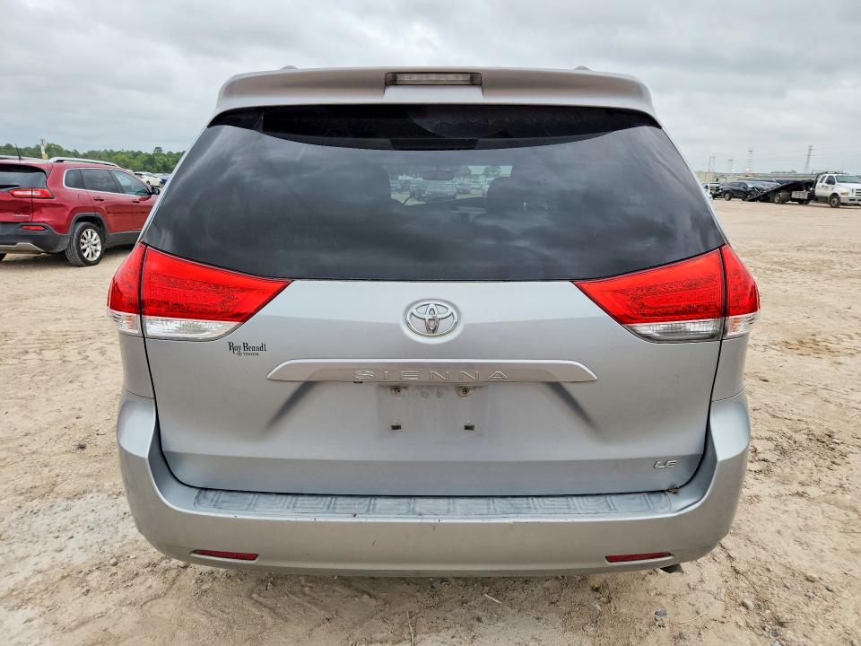 67642326 :رقم المزاد ، 5TDKK3DCXBS068444 vin ، 2011 Toyota Sienna مزاد بيع