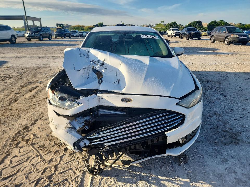 70324386 :رقم المزاد ، 3FA6P0LU3JR238341 vin ، 2018 Ford Fusion مزاد بيع