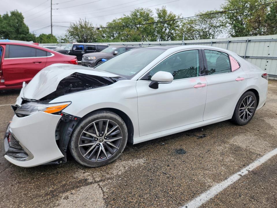 69782696 :رقم المزاد ، 4T1F11AK1MU603160 vin ، 2021 Toyota Camry مزاد بيع