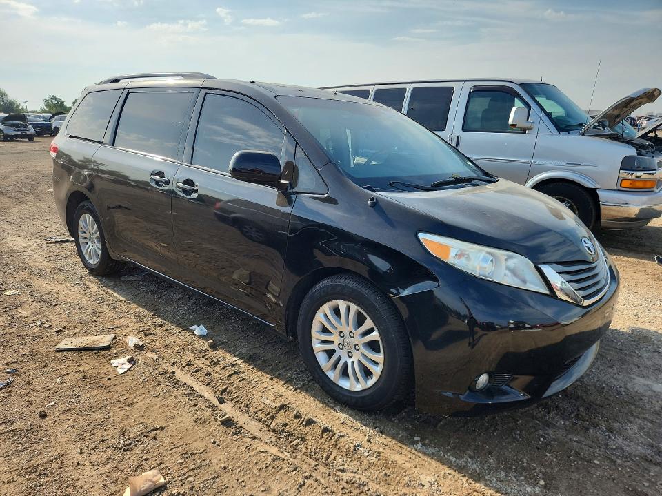 67353286 :رقم المزاد ، 5TDYK3DC9BS154273 vin ، 2011 Toyota Sienna مزاد بيع