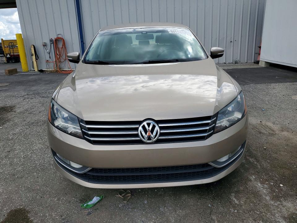 68642436 :رقم المزاد ، 1VWAT7A34FC109594 vin ، 2015 Volkswagen Passat مزاد بيع