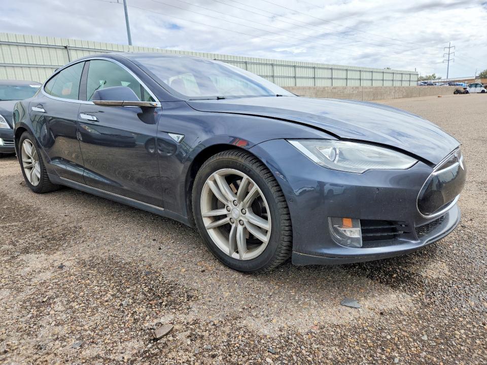 68809076 :رقم المزاد ، 5YJSA1V28FF097383 vin ، 2015 Tesla Model S مزاد بيع