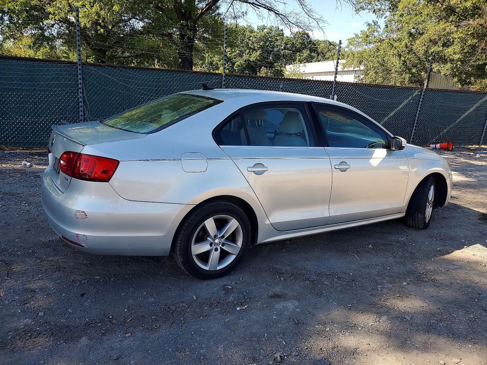 68943416 :رقم المزاد ، 3VWLL7AJXBM126514 vin ، 2011 Volkswagen Jetta مزاد بيع