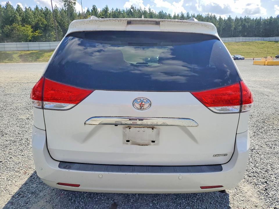 69003646 :رقم المزاد ، 5TDYK3DC9BS082619 vin ، 2011 Toyota Sienna مزاد بيع