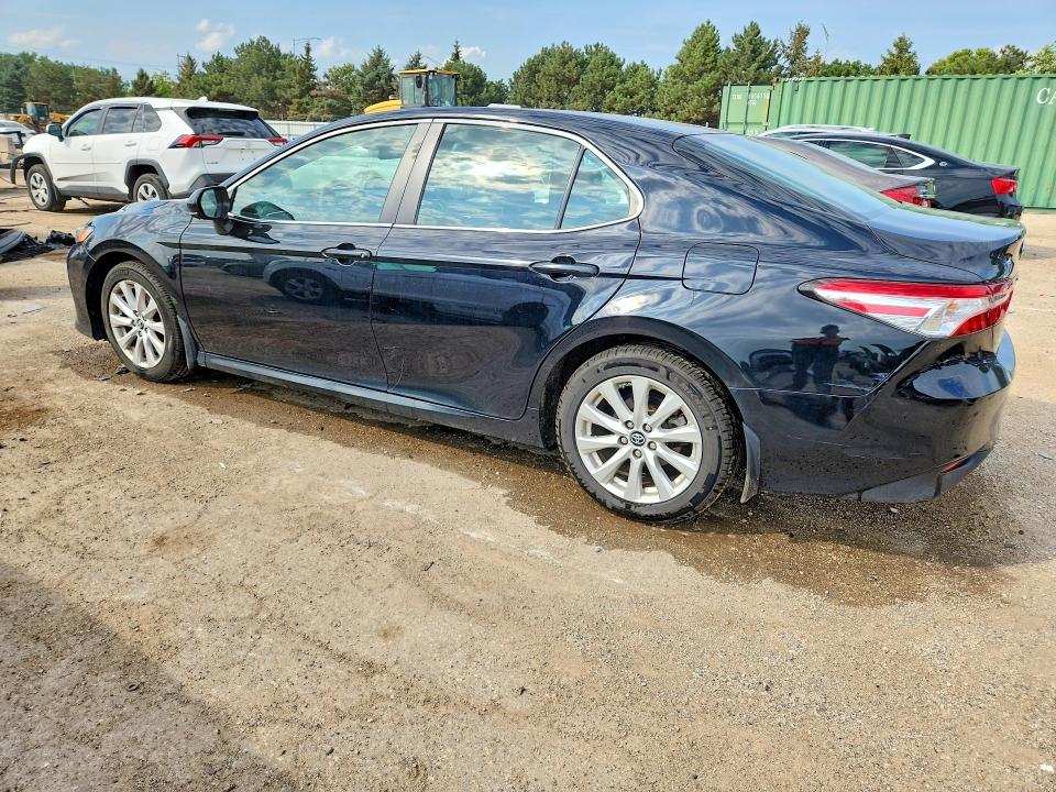 67449816 :رقم المزاد ، 4T1B11HK4JU609289 vin ، 2018 Toyota Camry مزاد بيع