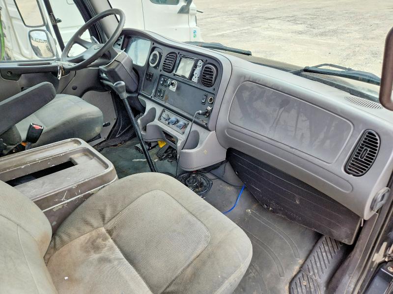 69575856 :رقم المزاد ، 1FVACWDDX5HU79553 vin ، 2005 Freightliner M2 مزاد بيع