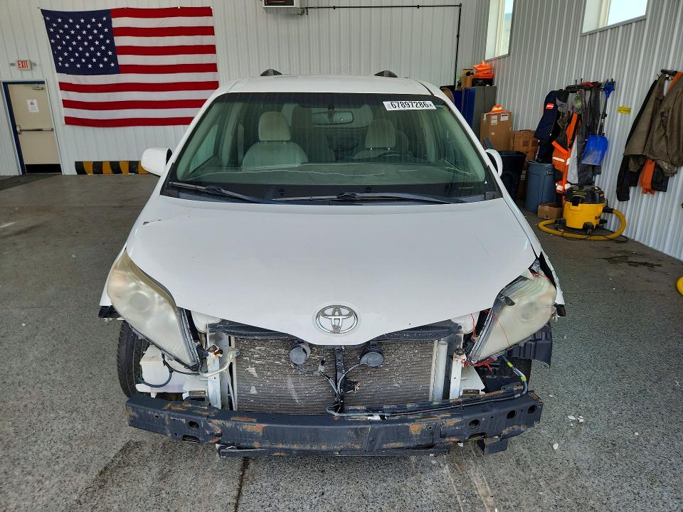 Продажа на аукционе авто 2017 Toyota Sienna, vin: 5TDKZ3DC8HS825054, номер лота: 67897286