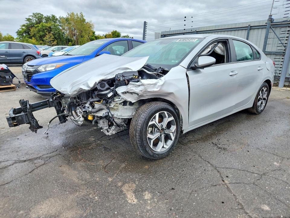 2021 Kia Forte მანქანა იყიდება აუქციონზე, vin: 3KPF24AD3ME356288, აუქციონის ნომერი: 70724546