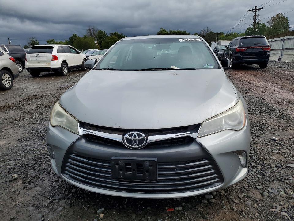 70695386 :رقم المزاد ، 4T1BF1FK3HU699677 vin ، 2017 Toyota Camry مزاد بيع