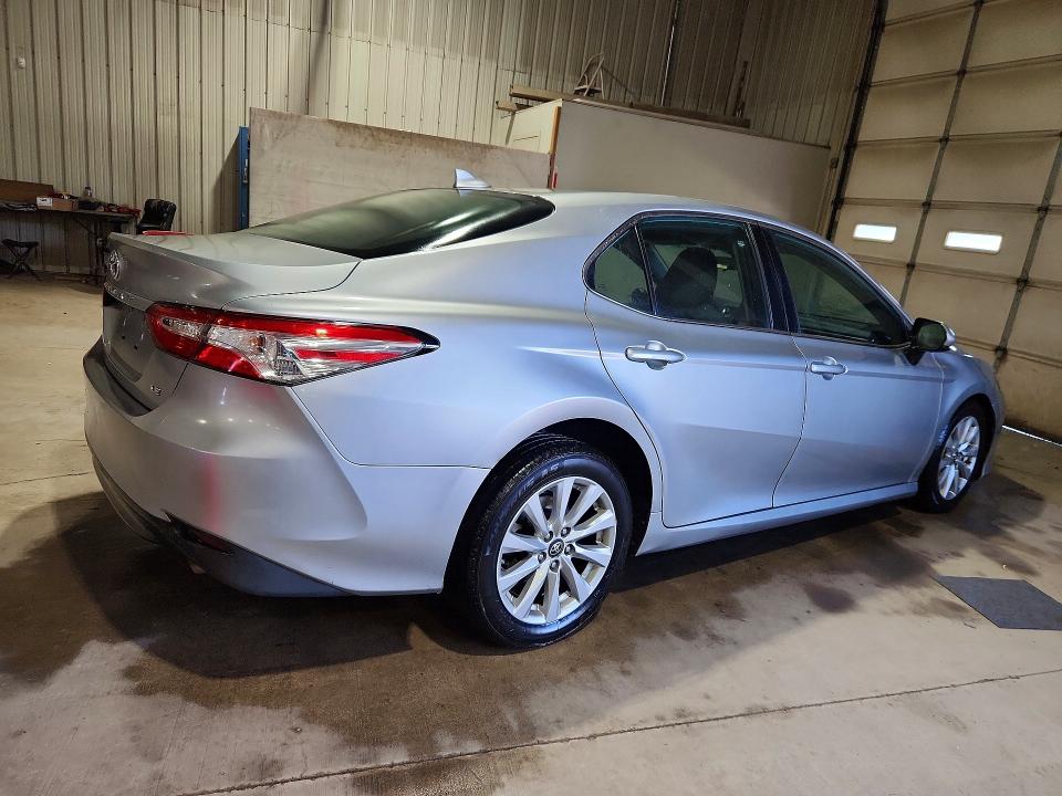 70108066 :رقم المزاد ، 4T1C11AK7LU945911 vin ، 2020 Toyota Camry مزاد بيع