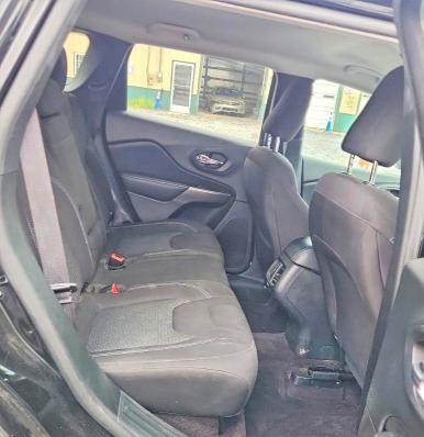 68211906 :رقم المزاد ، 1C4PJLCB2KD148091 vin ، 2019 Jeep Cherokee مزاد بيع